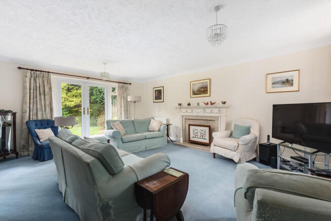 28 Raeburn Way (1...