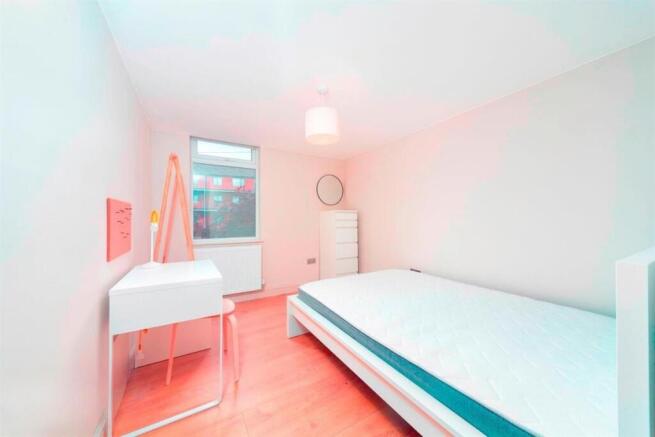 Bright double bedroom with dedicated study spac...