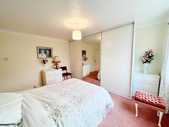 Bedroom 1 pic 4.jpg
