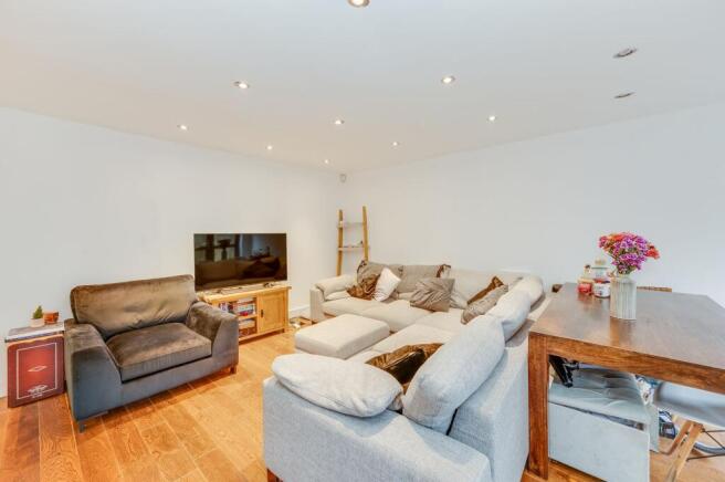 OPEN PLAN SITTING ROOM FITTED KITCHEN