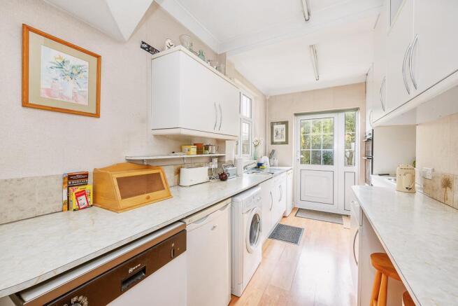 Modern Fitted Kitchen/B"fast Room