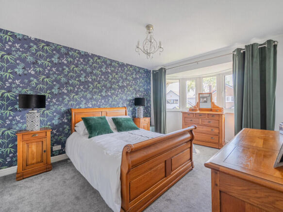 5 bed Detached for sale Image 7