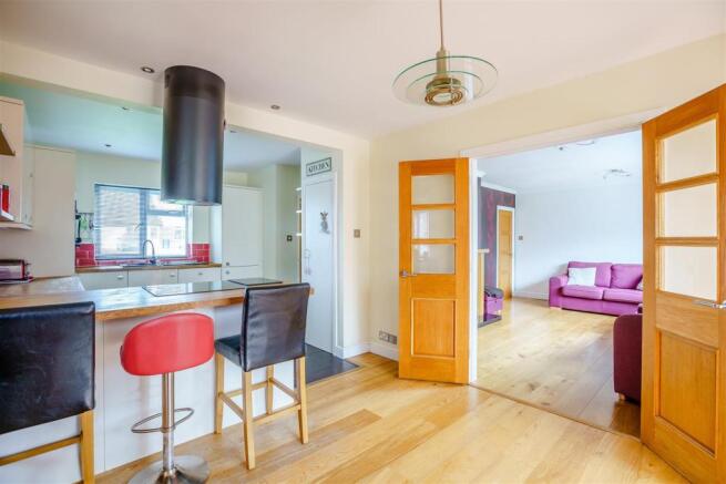 8412588-interior02.jpg