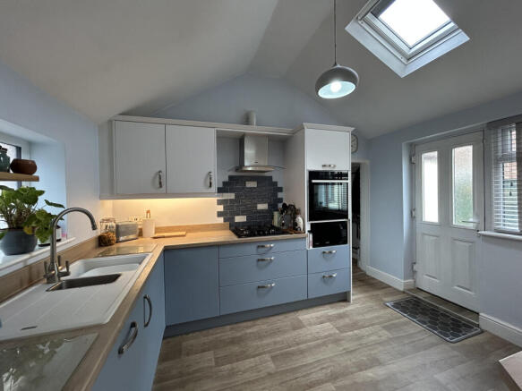 Kitchen 2.JPG
