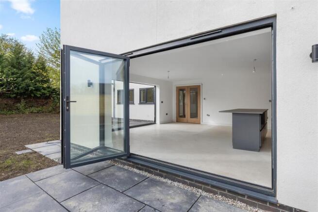 5 bed Detached for sale Image 6