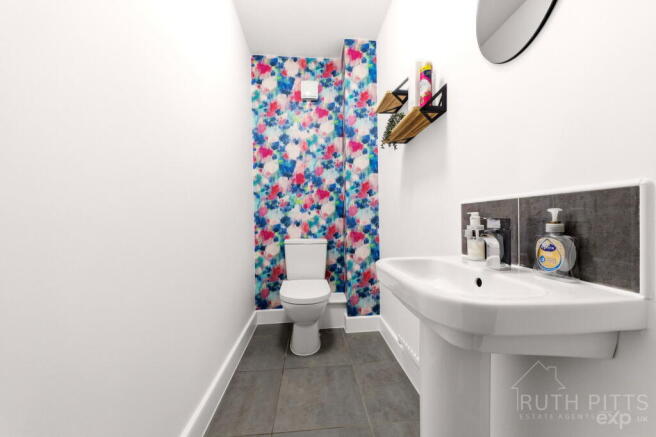 5 bed Detached for sale Image 6
