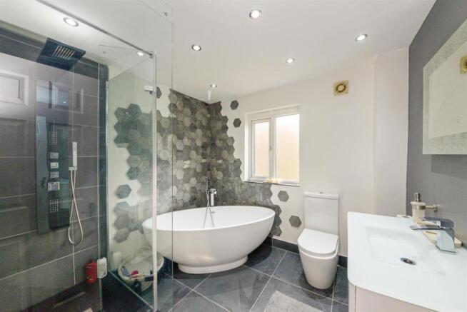 EN SUITE BATHROOM