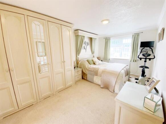 Bedroom 2 pic 1.jpg