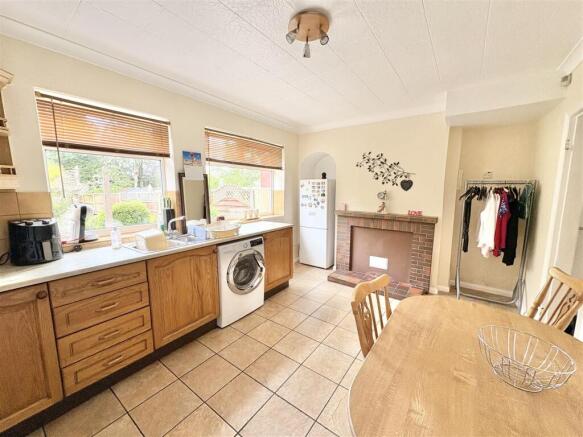 Acacia Avenue, Kirkby-In-Ashfield, Nottingham photo 4