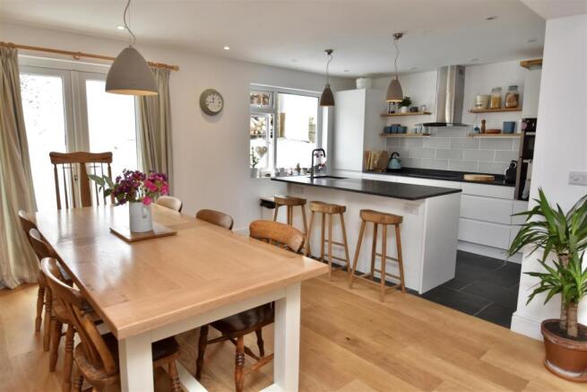 KITCHEN/DINING ROOM