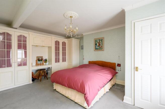 4 bed Town House for sale Image 12