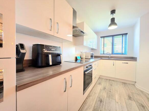 3 bed Semi-Detached for sale Image 8