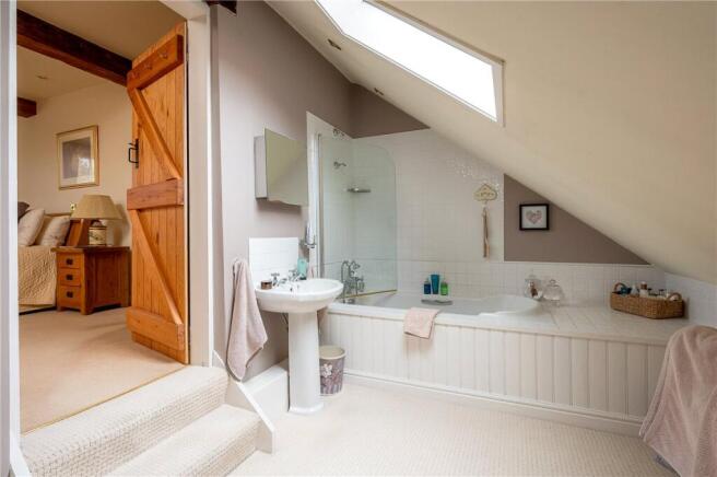 5 bed Detached for sale Image 9