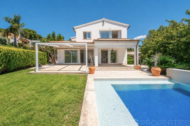 Elegant Mediterranean villa with pool and sea views