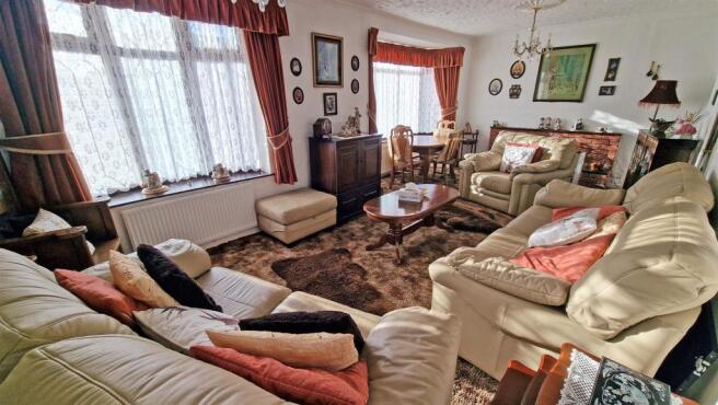 LOUNGE WITH DINING AREA