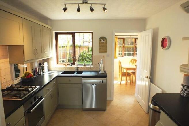 Kitchen 2 USE.JPG