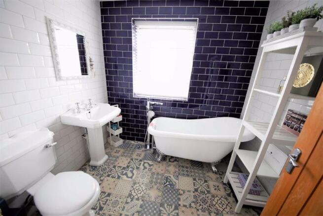 FAMILY BATHROOM/WC