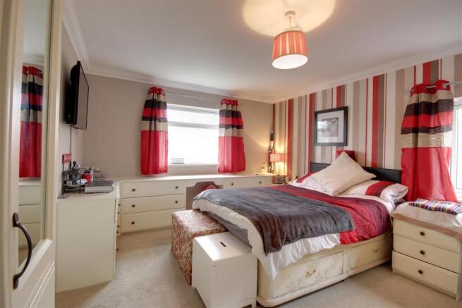 6 bed Detached for sale Image 10