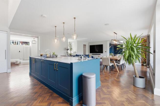 5 bed Detached for sale Image 9