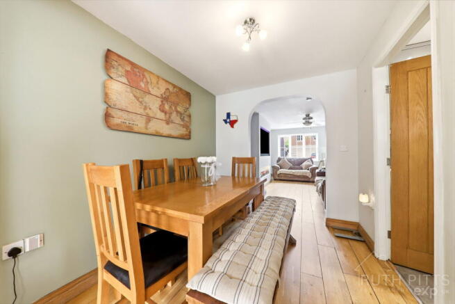 4 bed Detached for sale Image 5