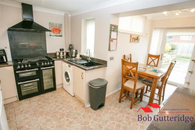 "L" SHAPED FITTED KITCHEN / DINER