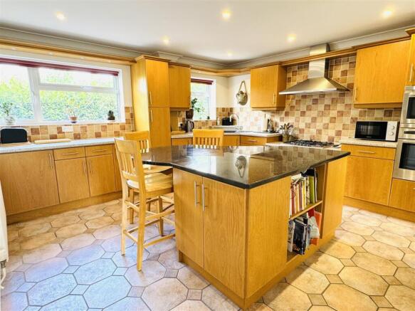 KITCHEN/BREAKFAST ROOM: