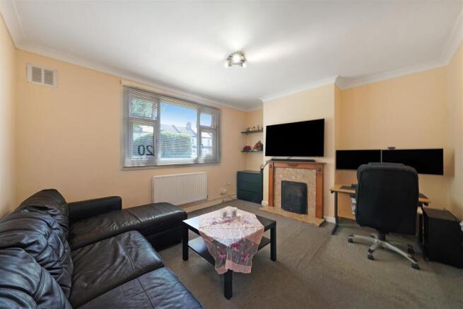 Liberty Avenue, Colliers Wood photo 4