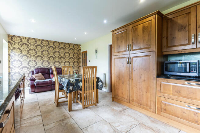 6 bed Detached for sale Image 5