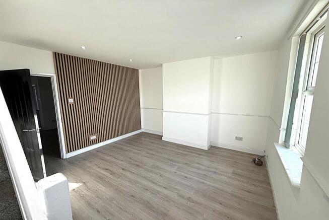2 bed Terraced to rent Image 4