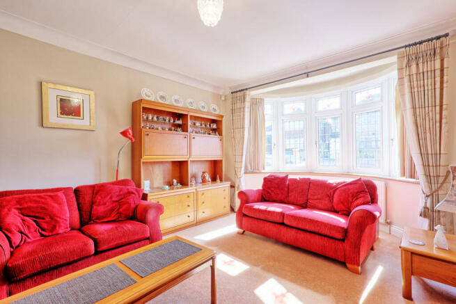 Elmdene Avenue, Emerson Park, RM11 photo 4