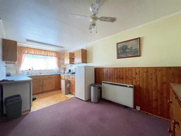 Kitchen:Dining Room (2).jpeg