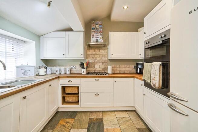 4 bed Link Detached House for sale Image 4