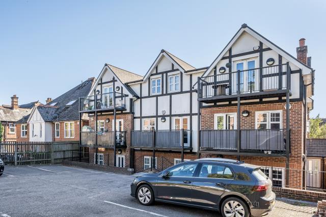 1-bed flat on West Wycombe Road, High Wycombe, £190,000