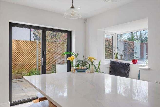 5 bed Semi-Detached for sale Image 8