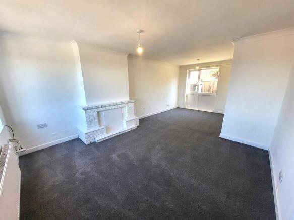 Sitting Room/ Dining Pic 1