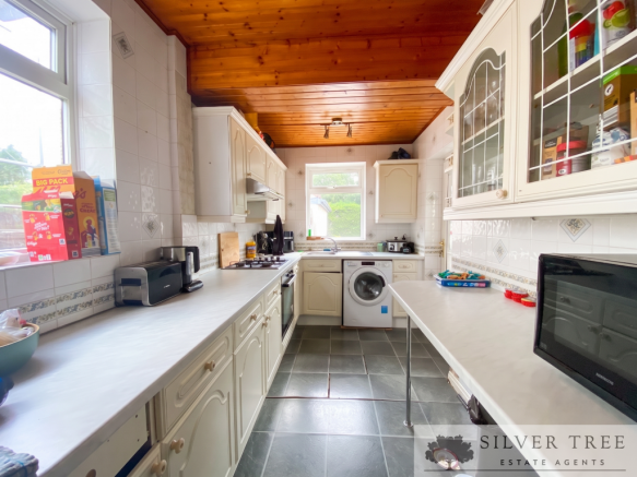 3 bed Semi-Detached for sale Image 4