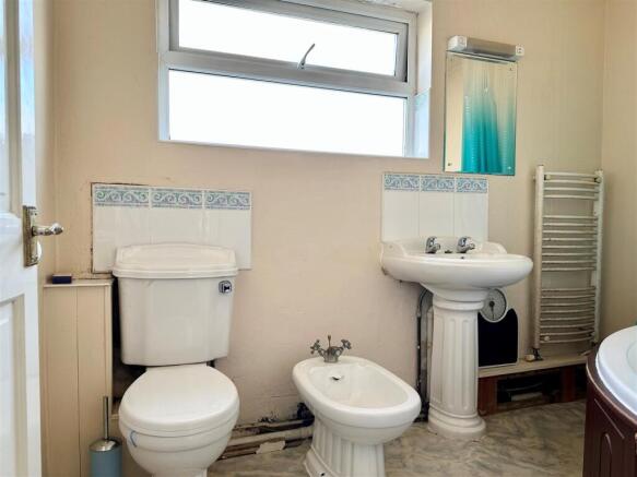 Bathroom 1.jpg