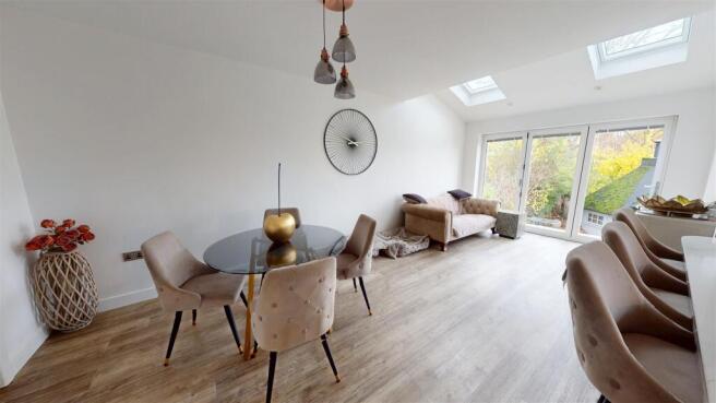 5 bed Detached for sale Image 9