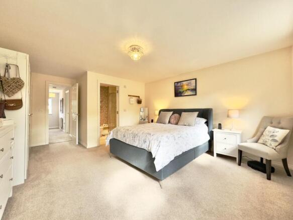 4 bed Town House to rent Image 12