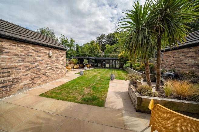 5 bed Detached for sale Image 4