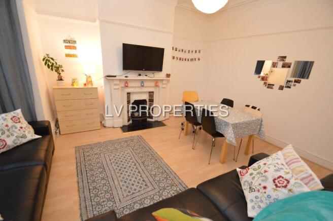 6 bed Terraced to rent Image 9