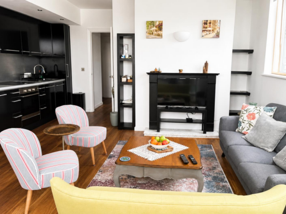 3 bed Flat to rent Image 2