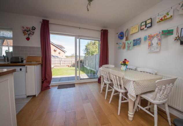 SPACIOUS 'L' SHAPED KITCHEN/DINING ROOM