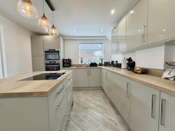 3 bed Semi-Detached for sale Image 4