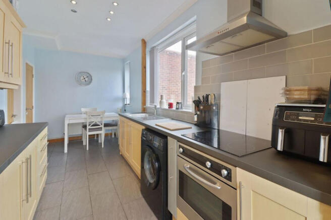 3 bed Semi-Detached for sale Image 4