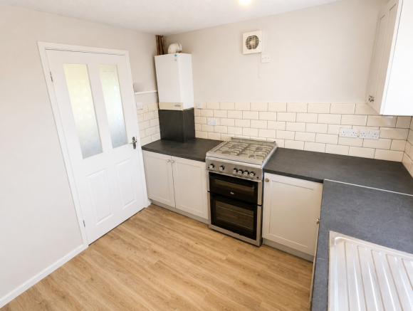 2 bed Semi-Detached Bungalow to rent Image 8