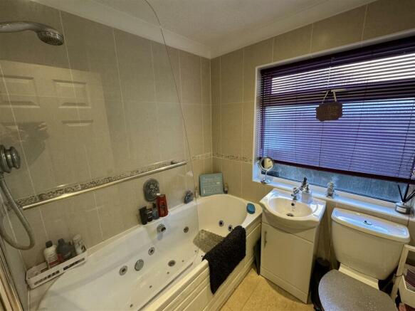 FAMILY BATHROOM GROUND FLOOR