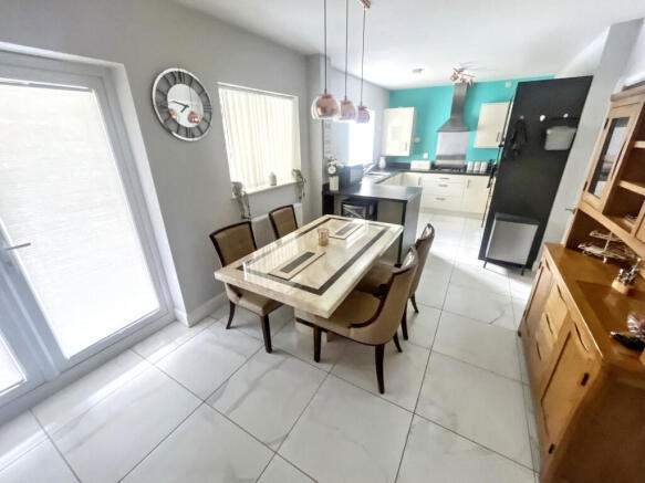 4 bed Detached for sale Image 6