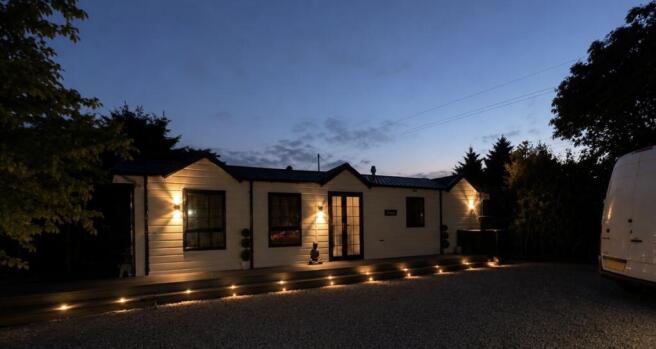 THE LODGE NIGHT TIME.jpeg