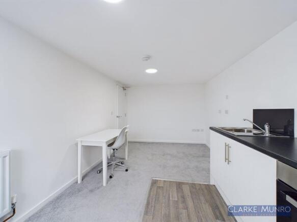 2 bed Apartment to rent Image 4